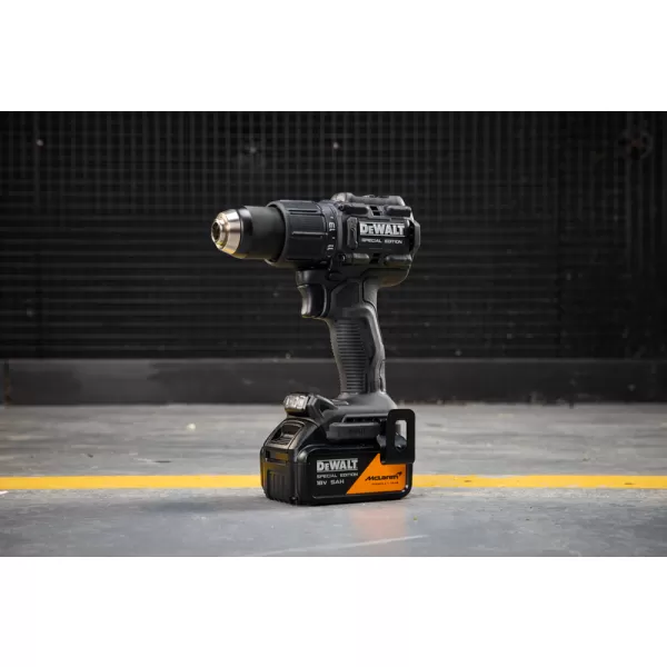 Aku příklepová vrtačka DeWALT DCD86MP2KT McLaren 2 x 5.0 ah + 32dílná sada bitů dt70901t + svinovací