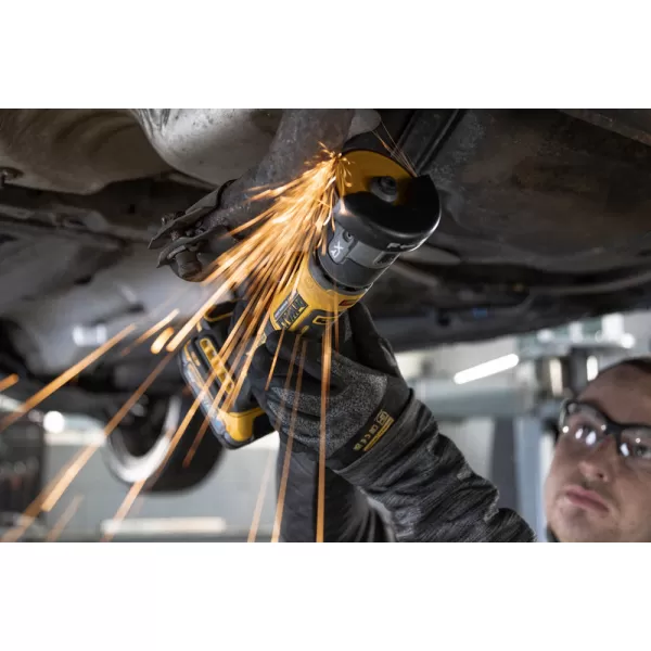Aku přímá řezačka Dewalt DCG430E2T, 2x1,7Ah