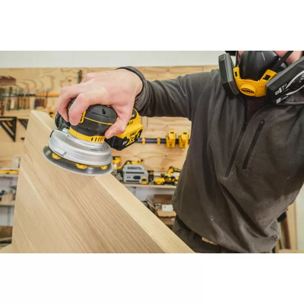 Aku excentrická bruska DeWALT DCW211NT, 125 mm, 2x5,0Ah