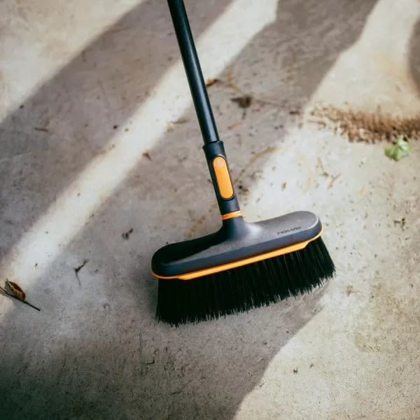 Koště univerzální Fiskars OneClick