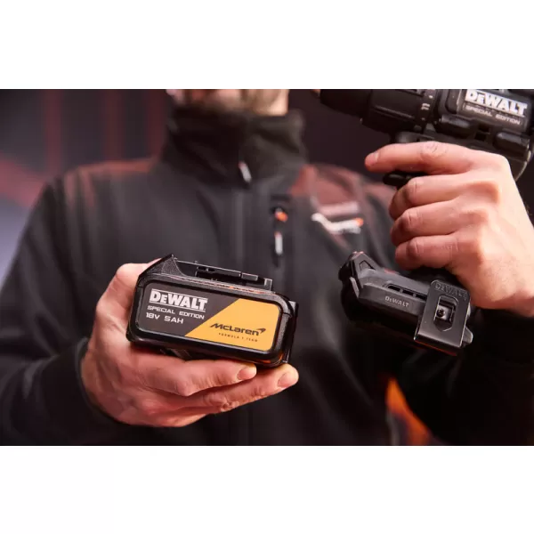 Aku příklepová vrtačka DeWALT DCD86MP2KT McLaren 2 x 5.0 ah + 32dílná sada bitů dt70901t + svinovací