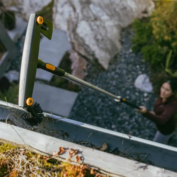 Čistič okapů a spár Fiskars OneClick