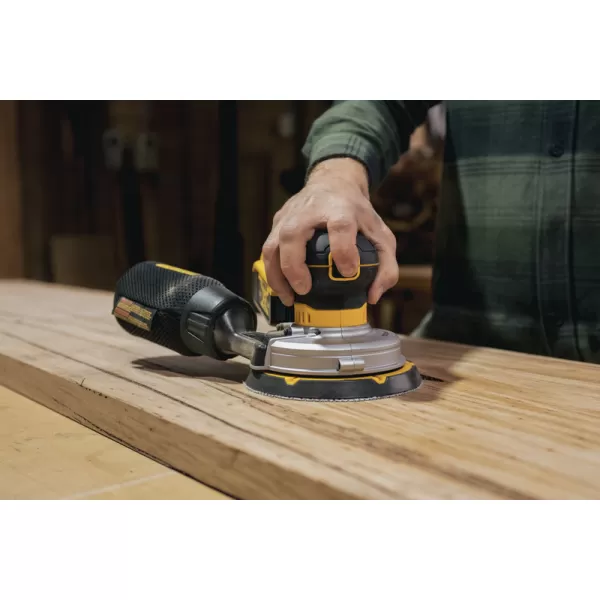 Aku excentrická bruska DeWALT DCW230NT, 150 mm, bez akumulátorů, TSTAK