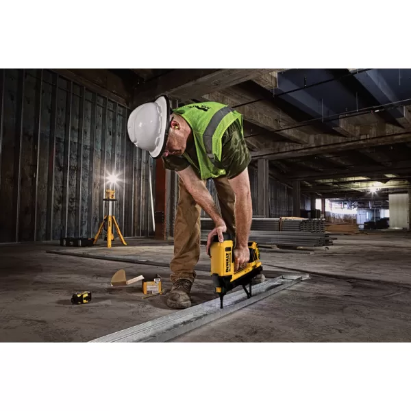 Aku hřebíkovačka do betonu - plynová DeWalt DGN845D1