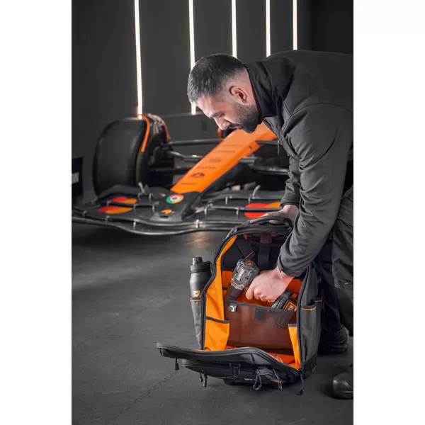 Batoh s kolečky DeWalt McLaren DWST60101-9, teleskopická rukojeť