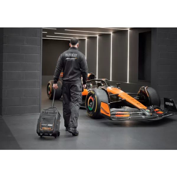 Batoh s kolečky DeWalt McLaren DWST60101-9, teleskopická rukojeť