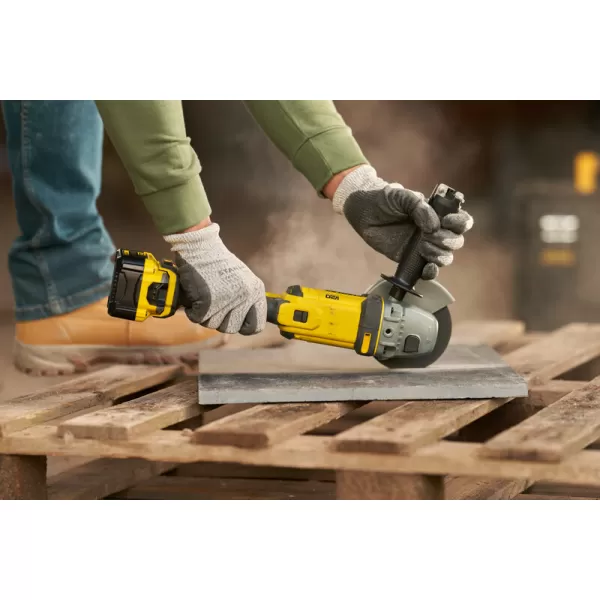 Aku úhlová bruska Stanley FATMAX® SFMCG400M2K, V20, 2 x 4.0 Ah 18 V