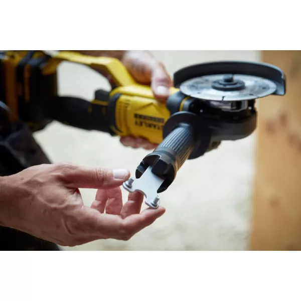 Aku úhlová bruska Stanley FATMAX® SFMCG400M2K, V20, 2 x 4.0 Ah 18 V