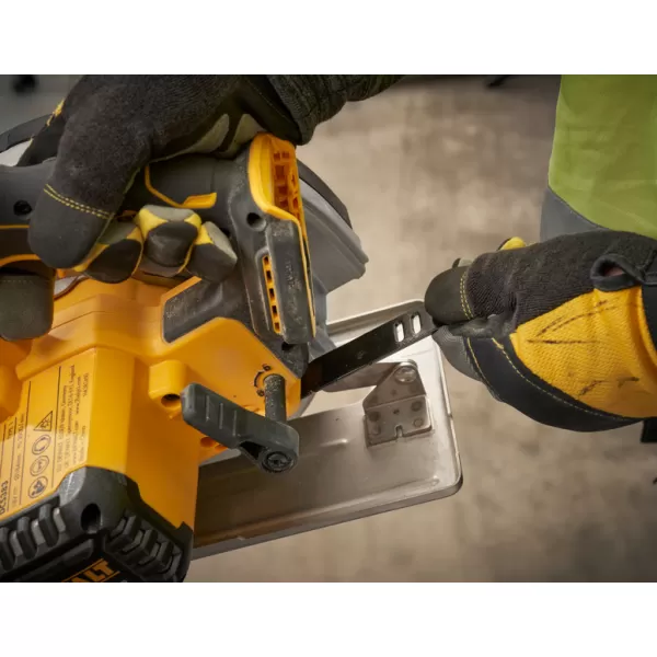 Aku okružní pila na kov DeWalt DCS383H2, 18V, 2x5,0Ah POWERSTACK