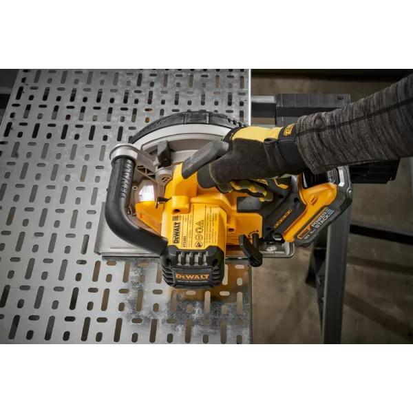 Aku okružní pila na kov DeWalt DCS383H2, 18V, 2x5,0Ah POWERSTACK